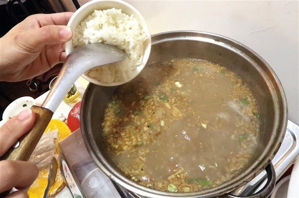 二月牌沙茶爐：新莊火鍋 二月牌沙茶爐 現流海鮮塔蛤蠣紅蟳 台南魚冊火鍋料超威 打卡送牛肉~