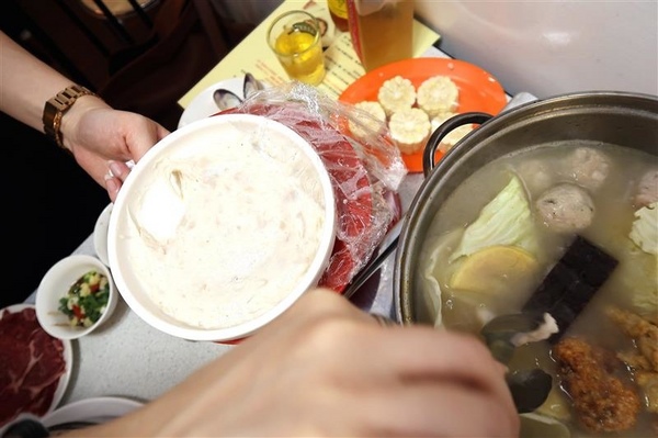 二月牌沙茶爐：新莊火鍋 二月牌沙茶爐 現流海鮮塔蛤蠣紅蟳 台南魚冊火鍋料超威 打卡送牛肉~