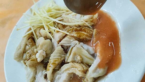 市場裡美食～１碗３０元米粉湯，米粉裝的滿滿滿，都已經超出碗的平面，非常尖挺，不需要點其它東西就可以吃