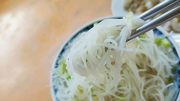 市場裡美食～１碗３０元米粉湯，米粉裝的滿滿滿，都已經超出碗的平面，非常尖挺，不需要點其它東西就可以吃