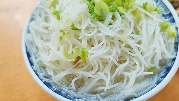 市場裡美食～１碗３０元米粉湯，米粉裝的滿滿滿，都已經超出碗的平面，非常尖挺，不需要點其它東西就可以吃