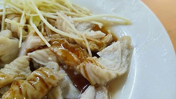 市場裡美食～１碗３０元米粉湯，米粉裝的滿滿滿，都已經超出碗的平面，非常尖挺，不需要點其它東西就可以吃