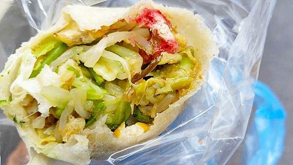 市場裡美食～１碗３０元米粉湯，米粉裝的滿滿滿，都已經超出碗的平面，非常尖挺，不需要點其它東西就可以吃