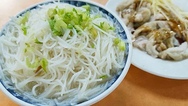 市場裡美食～１碗３０元米粉湯，米粉裝的滿滿滿，都已經超出碗的平面，非常尖挺，不需要點其它東西就可以吃