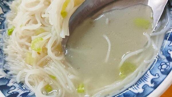 市場裡美食～１碗３０元米粉湯，米粉裝的滿滿滿，都已經超出碗的平面，非常尖挺，不需要點其它東西就可以吃
