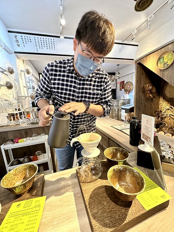 【台灣，台北市，萬華區】老濟安(Healing Herbar）顛覆想像的青草店，變身成了文青風十足的手沖茶吧。（萬華茶店，萬華伴手禮）