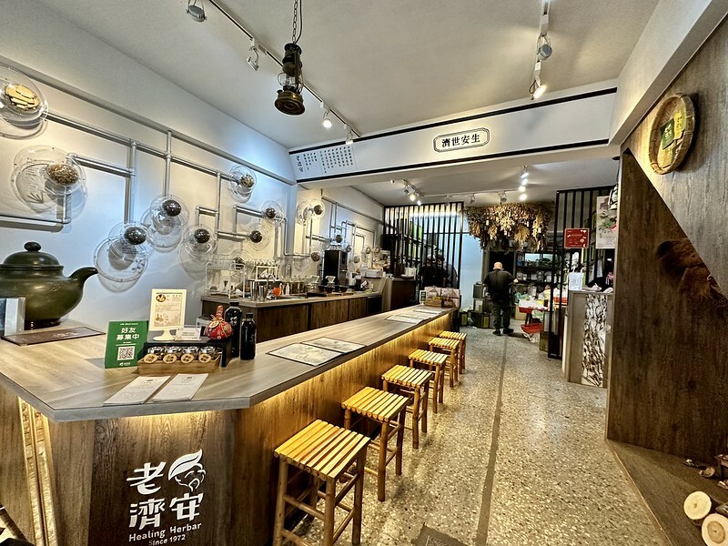 【台灣，台北市，萬華區】老濟安(Healing Herbar）顛覆想像的青草店，變身成了文青風十足的手沖茶吧。（萬華茶店，萬華伴手禮）