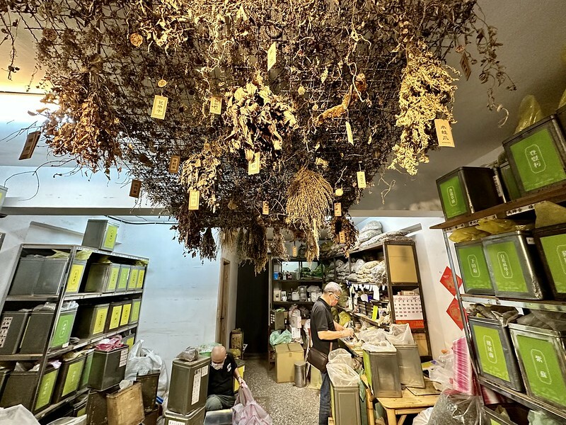 【台灣，台北市，萬華區】老濟安(Healing Herbar）顛覆想像的青草店，變身成了文青風十足的手沖茶吧。（萬華茶店，萬華伴手禮）