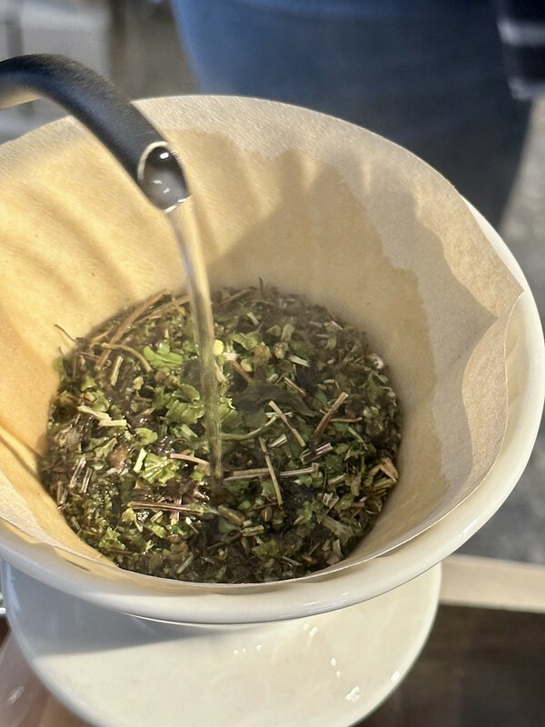 【台灣，台北市，萬華區】老濟安(Healing Herbar）顛覆想像的青草店，變身成了文青風十足的手沖茶吧。（萬華茶店，萬華伴手禮）