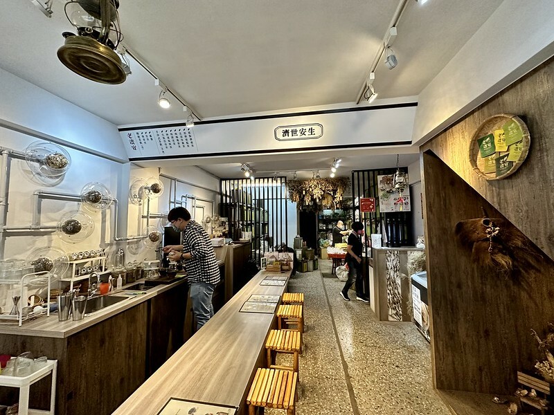 【台灣，台北市，萬華區】老濟安(Healing Herbar）顛覆想像的青草店，變身成了文青風十足的手沖茶吧。（萬華茶店，萬華伴手禮）