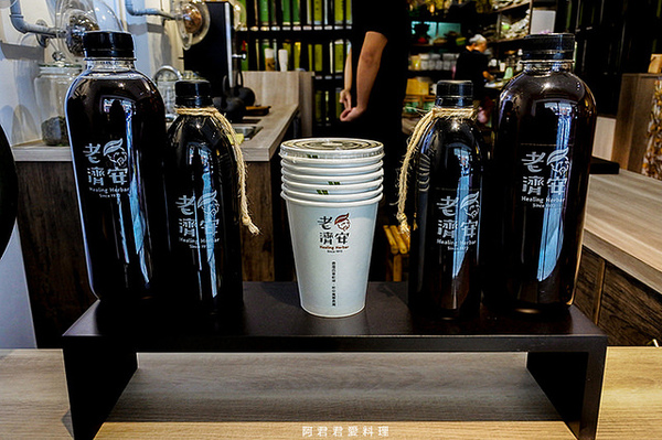 老濟安 Healing Herbar療癒風青草茶吧:萬華老店【老濟安】Healing Herbar療癒風青草手沖茶吧。好喝的隱藏版青草啤酒不會變胖!無酒精低熱量還能擊退啤酒肚!