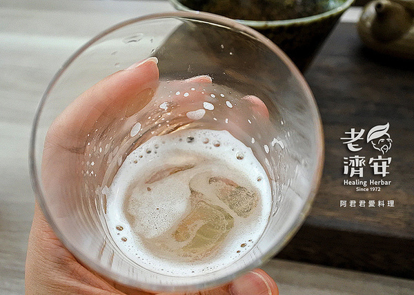 老濟安 Healing Herbar療癒風青草茶吧:萬華老店【老濟安】Healing Herbar療癒風青草手沖茶吧。好喝的隱藏版青草啤酒不會變胖!無酒精低熱量還能擊退啤酒肚!