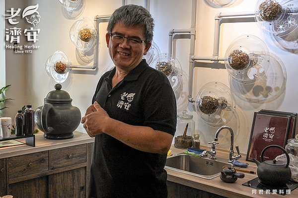 老濟安 Healing Herbar療癒風青草茶吧:萬華老店【老濟安】Healing Herbar療癒風青草手沖茶吧。好喝的隱藏版青草啤酒不會變胖!無酒精低熱量還能擊退啤酒肚!