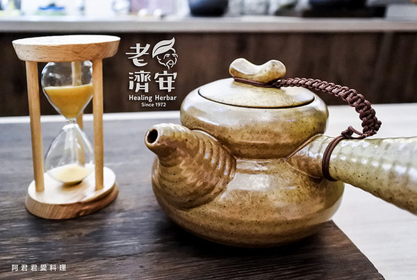 老濟安 Healing Herbar療癒風青草茶吧:萬華老店【老濟安】Healing Herbar療癒風青草手沖茶吧。好喝的隱藏版青草啤酒不會變胖!無酒精低熱量還能擊退啤酒肚!