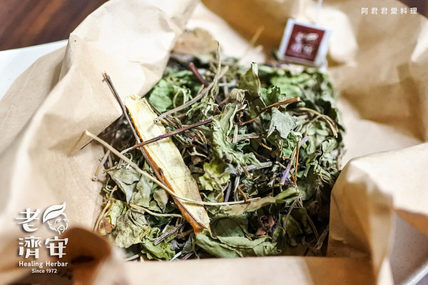 老濟安 Healing Herbar療癒風青草茶吧:萬華老店【老濟安】Healing Herbar療癒風青草手沖茶吧。好喝的隱藏版青草啤酒不會變胖!無酒精低熱量還能擊退啤酒肚!