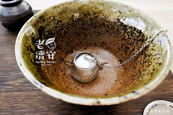 老濟安 Healing Herbar療癒風青草茶吧:萬華老店【老濟安】Healing Herbar療癒風青草手沖茶吧。好喝的隱藏版青草啤酒不會變胖!無酒精低熱量還能擊退啤酒肚!