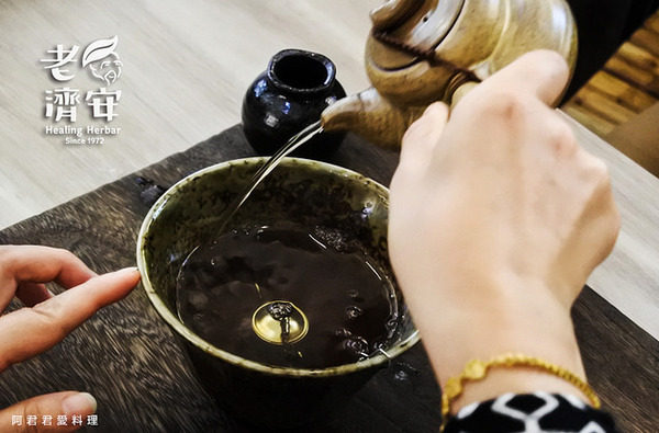 老濟安 Healing Herbar療癒風青草茶吧:萬華老店【老濟安】Healing Herbar療癒風青草手沖茶吧。好喝的隱藏版青草啤酒不會變胖!無酒精低熱量還能擊退啤酒肚!