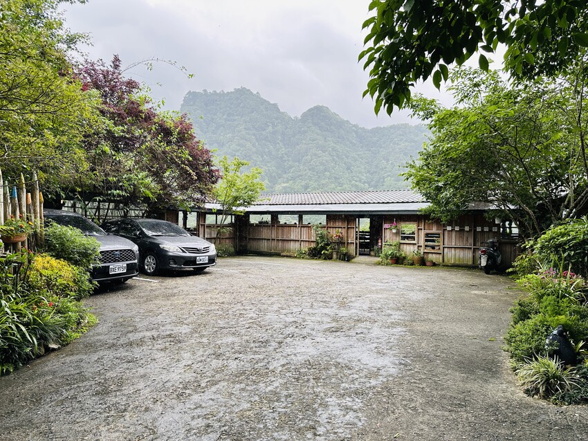 【山行寄野×山行玫瑰】苗栗南庄山林秘境民宿與景觀咖啡廳，靜謐