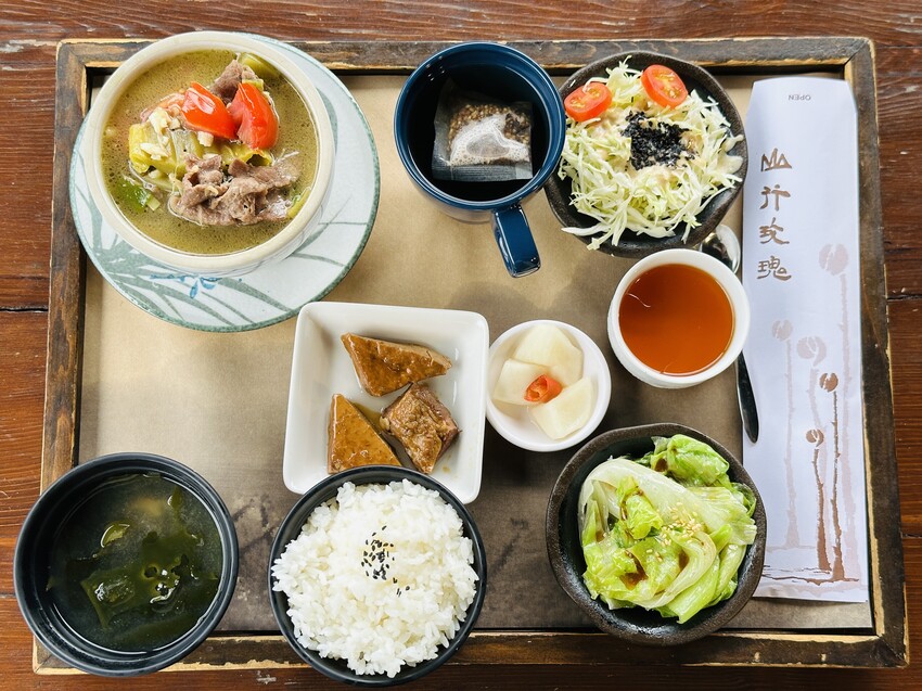 【山行寄野×山行玫瑰】苗栗南庄山林秘境民宿與景觀咖啡廳，靜謐