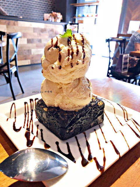 【桃園 蘆竹】Chophouse 恰好食美式餐廳 🍳🍔 平價美式餐廳，漢堡份量驚人，夏威夷熔岩漢堡排風味飯頗具特色，爆炸蘋果派、濃郁布朗尼，不論主餐還是甜點都令人滿意💖💖💖