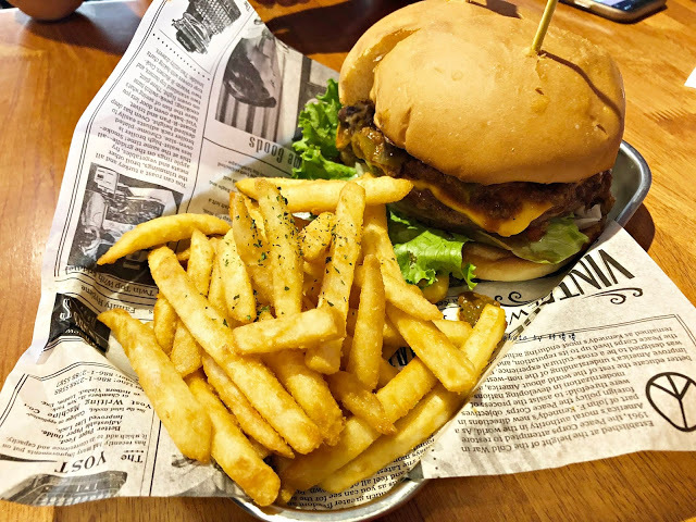 【桃園 蘆竹】Chophouse 恰好食美式餐廳 🍳🍔 平價美式餐廳，漢堡份量驚人，夏威夷熔岩漢堡排風味飯頗具特色，爆炸蘋果派、濃郁布朗尼，不論主餐還是甜點都令人滿意💖💖💖