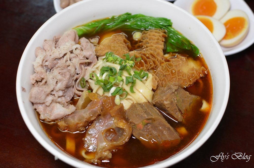 新九九牛肉麵店，清燉與紅燒都拿過獎的美味牛肉麵，非常好吃啊！