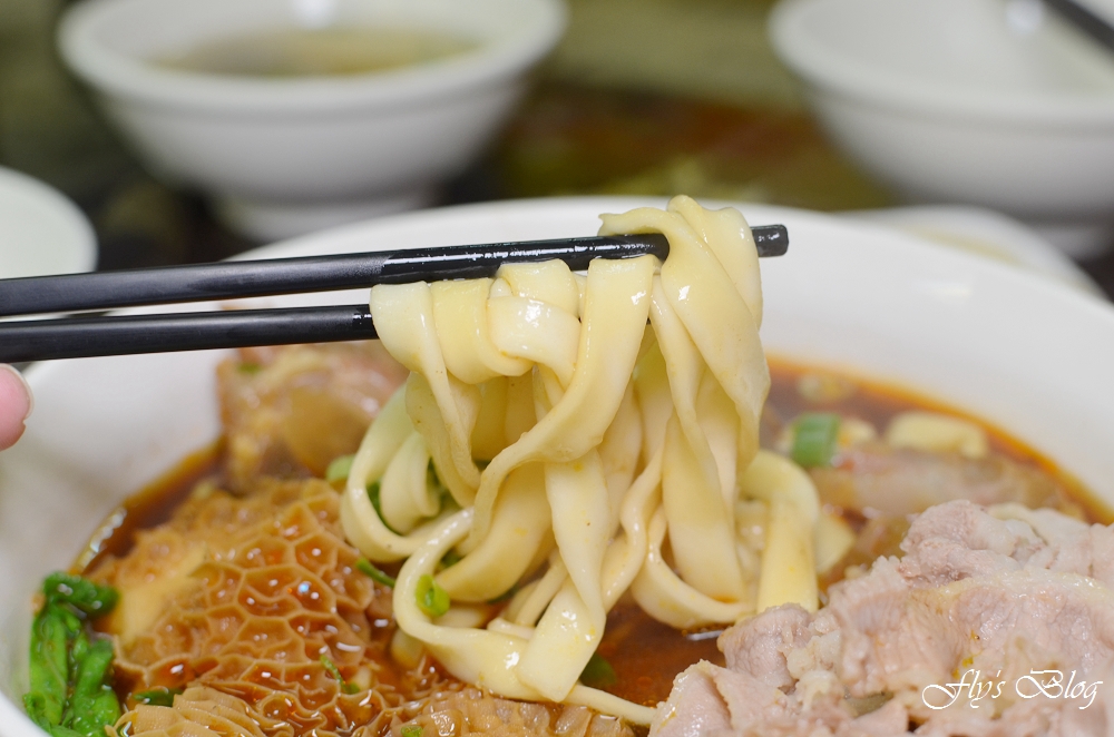 新九九牛肉麵店，清燉與紅燒都拿過獎的美味牛肉麵，非常好吃啊！
