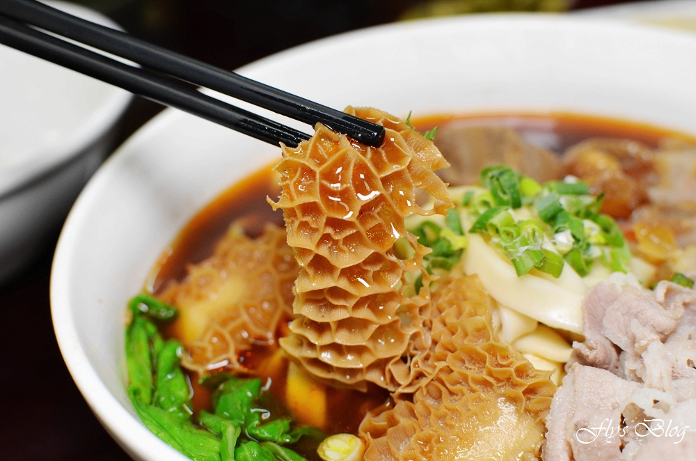 新九九牛肉麵店，清燉與紅燒都拿過獎的美味牛肉麵，非常好吃啊！