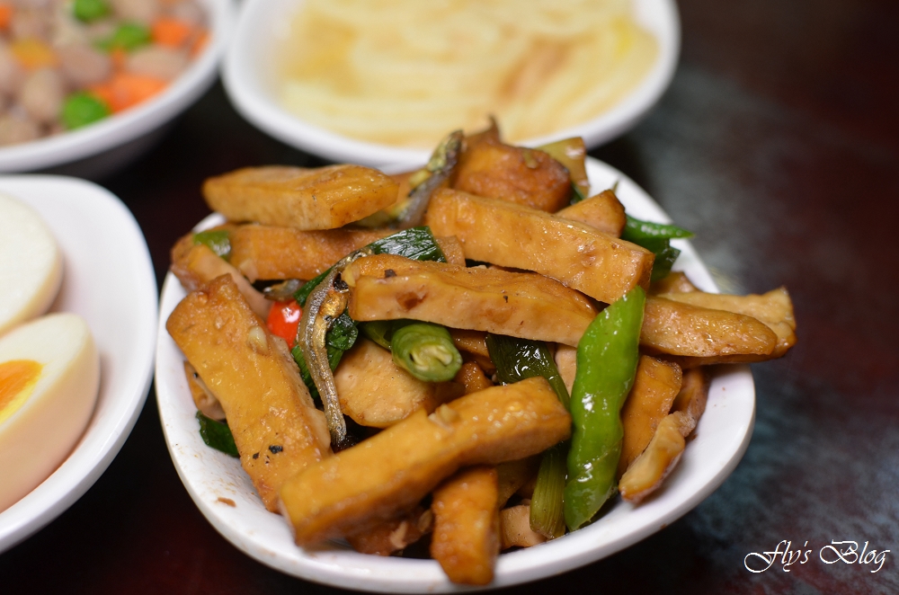 新九九牛肉麵店，清燉與紅燒都拿過獎的美味牛肉麵，非常好吃啊！