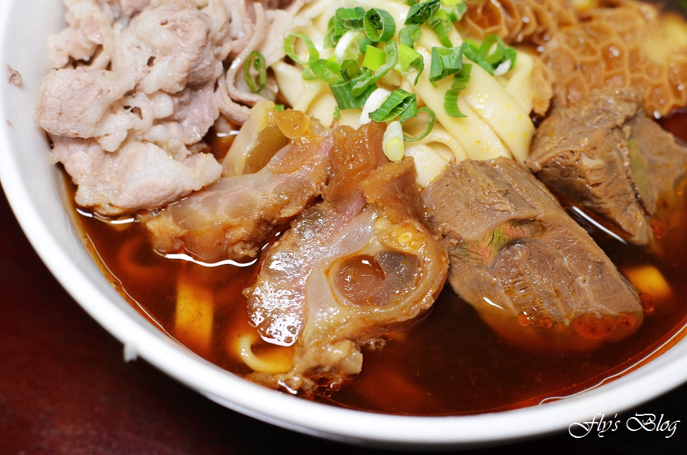 新九九牛肉麵店，清燉與紅燒都拿過獎的美味牛肉麵，非常好吃啊！