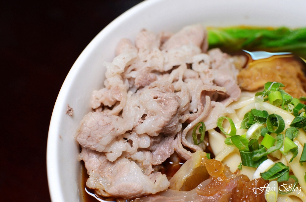 新九九牛肉麵店，清燉與紅燒都拿過獎的美味牛肉麵，非常好吃啊！
