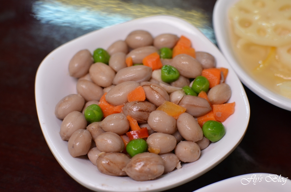 新九九牛肉麵店，清燉與紅燒都拿過獎的美味牛肉麵，非常好吃啊！