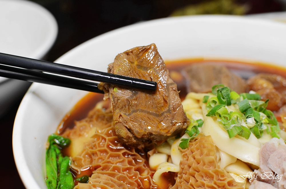 新九九牛肉麵店，清燉與紅燒都拿過獎的美味牛肉麵，非常好吃啊！