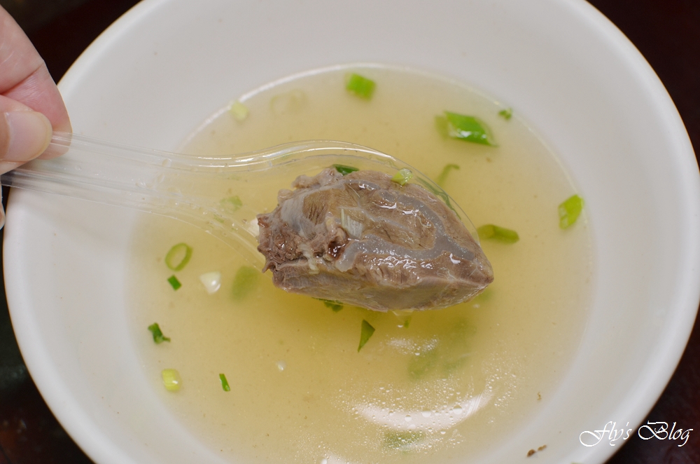 新九九牛肉麵店，清燉與紅燒都拿過獎的美味牛肉麵，非常好吃啊！