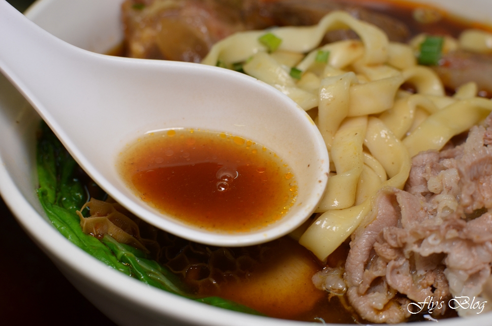 新九九牛肉麵店，清燉與紅燒都拿過獎的美味牛肉麵，非常好吃啊！