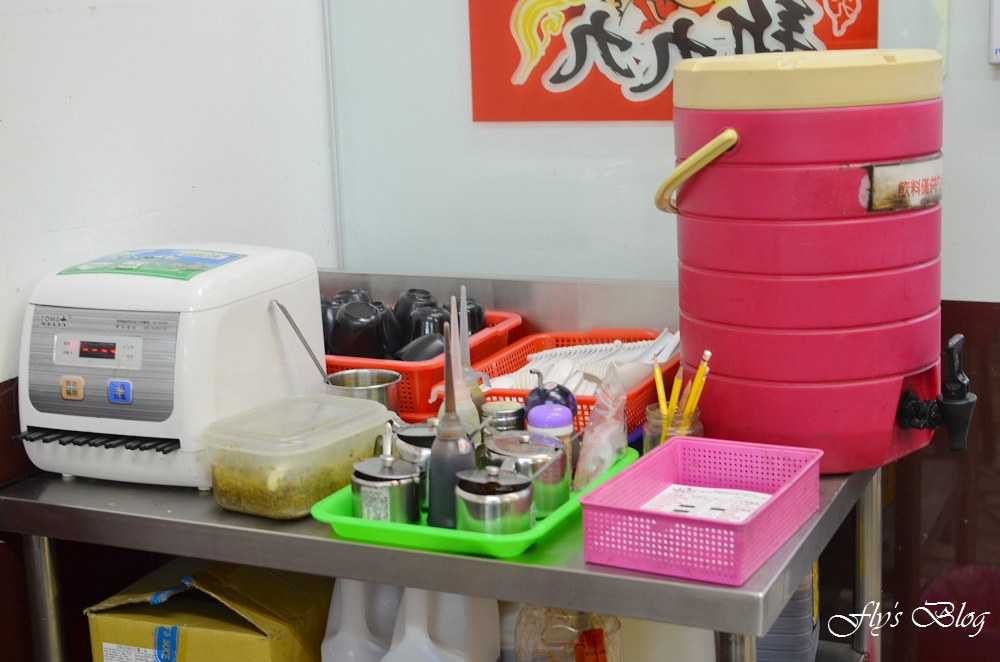 新九九牛肉麵店，清燉與紅燒都拿過獎的美味牛肉麵，非常好吃啊！