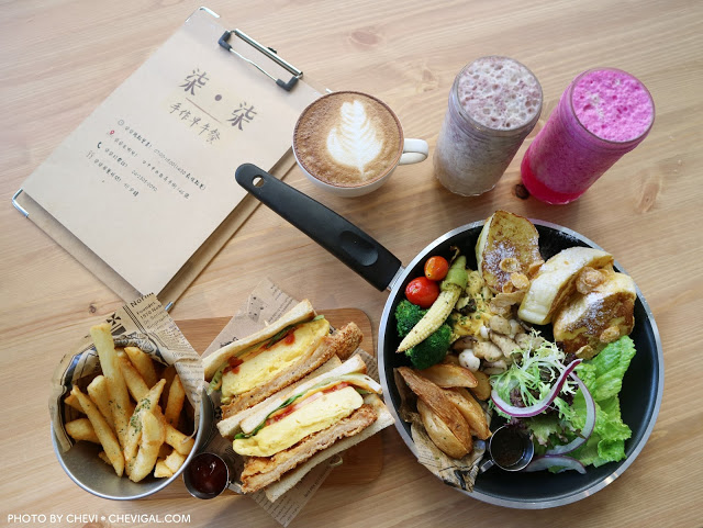 台中西區│柒‧柒 手作早午餐＊粉紅色販賣機風潮襲捲台中啦！來份豐盛的早午餐，讓你拍照也有粉嫩好氣色！