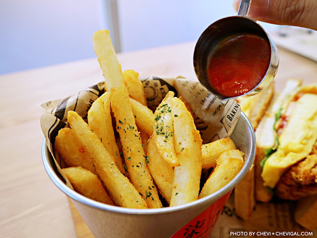 台中西區│柒‧柒 手作早午餐＊粉紅色販賣機風潮襲捲台中啦！來份豐盛的早午餐，讓你拍照也有粉嫩好氣色！