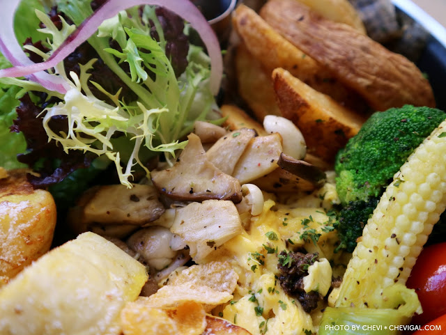 台中西區│柒‧柒 手作早午餐＊粉紅色販賣機風潮襲捲台中啦！來份豐盛的早午餐，讓你拍照也有粉嫩好氣色！