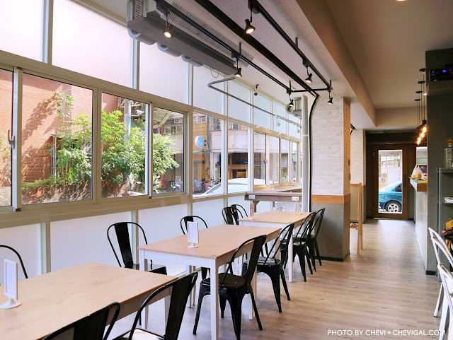 台中西區│柒‧柒 手作早午餐＊粉紅色販賣機風潮襲捲台中啦！來份豐盛的早午餐，讓你拍照也有粉嫩好氣色！