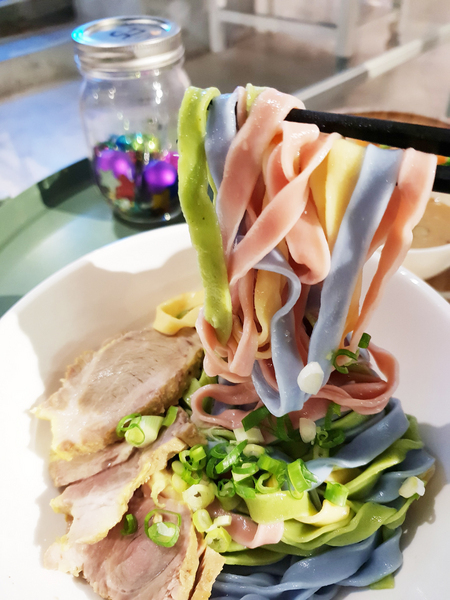 無聊咖啡AMBI CAFE: ♪忠孝敦化。無聊咖啡AMBI CAFE♬ 明星吳姍儒的店~色彩繽紛獨角獸涼麵