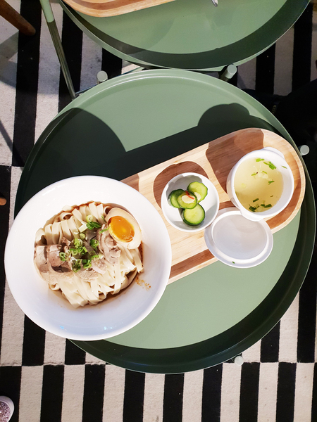 無聊咖啡AMBI CAFE: ♪忠孝敦化。無聊咖啡AMBI CAFE♬ 明星吳姍儒的店~色彩繽紛獨角獸涼麵