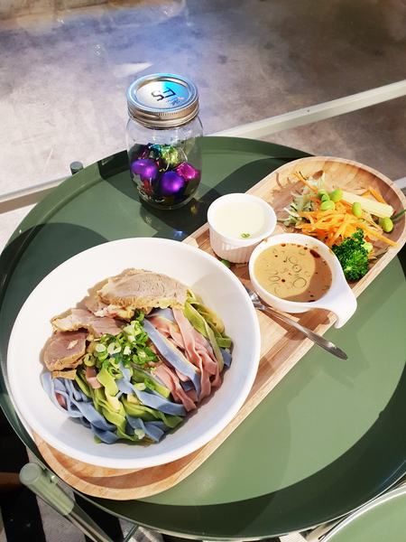 無聊咖啡AMBI CAFE: ♪忠孝敦化。無聊咖啡AMBI CAFE♬ 明星吳姍儒的店~色彩繽紛獨角獸涼麵