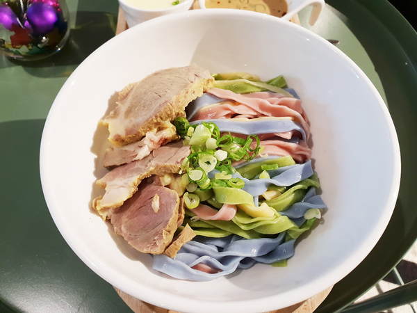 無聊咖啡AMBI CAFE: ♪忠孝敦化。無聊咖啡AMBI CAFE♬ 明星吳姍儒的店~色彩繽紛獨角獸涼麵