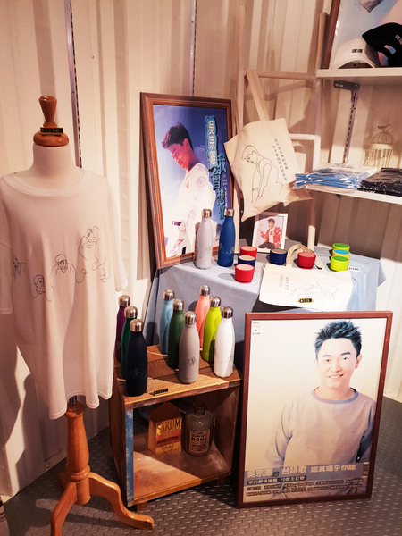 無聊咖啡AMBI CAFE: ♪忠孝敦化。無聊咖啡AMBI CAFE♬ 明星吳姍儒的店~色彩繽紛獨角獸涼麵