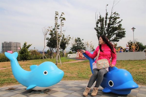 頂魚寮公園:【台中梧棲景點】頂魚寮公園-藍色鯨魚溜滑梯,好拍的3D彩繪海底世界,台中親子快樂園地