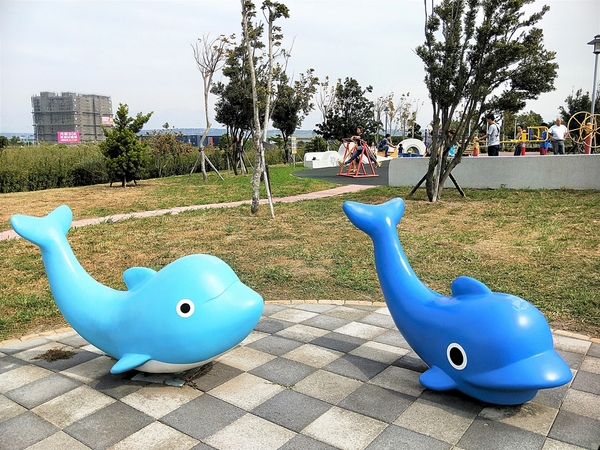 頂魚寮公園:【台中梧棲景點】頂魚寮公園-藍色鯨魚溜滑梯,好拍的3D彩繪海底世界,台中親子快樂園地