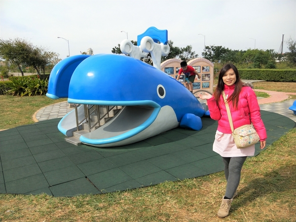 頂魚寮公園:【台中梧棲景點】頂魚寮公園-藍色鯨魚溜滑梯,好拍的3D彩繪海底世界,台中親子快樂園地