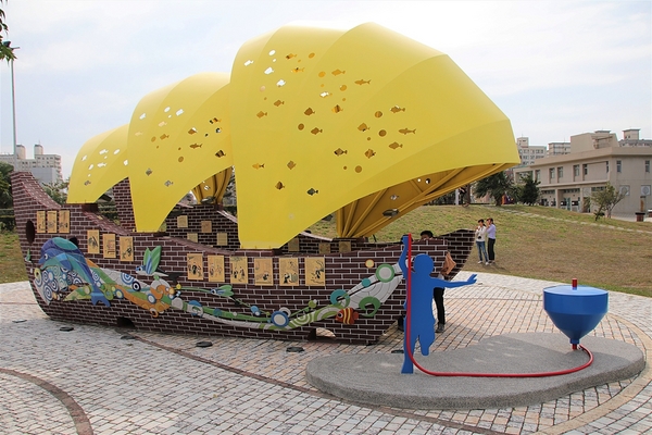 頂魚寮公園:【台中梧棲景點】頂魚寮公園-藍色鯨魚溜滑梯,好拍的3D彩繪海底世界,台中親子快樂園地