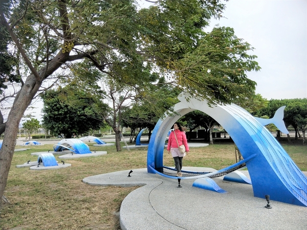 頂魚寮公園:【台中梧棲景點】頂魚寮公園-藍色鯨魚溜滑梯,好拍的3D彩繪海底世界,台中親子快樂園地